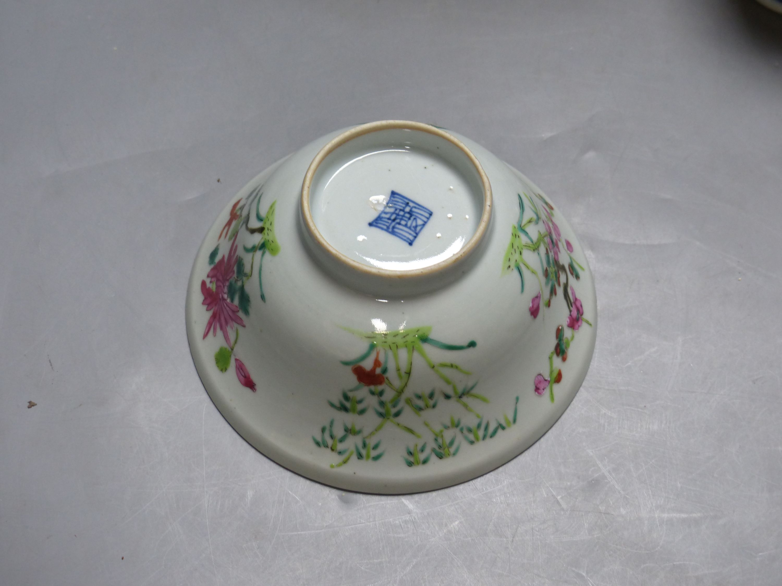 A Chinese lidded bowl, a blue and white vase and a plate, Qing period or later, diameter 25cm